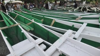 Nelayan mengamati perahu bantuan yang akan dibagikan kepada mereka di Kelurahan Tipo, Kecamatan Ulujadi, Palu, Sulawesi Tengah, Sabtu (14/12). [ANTARA FOTO/Mohamad Hamzah]