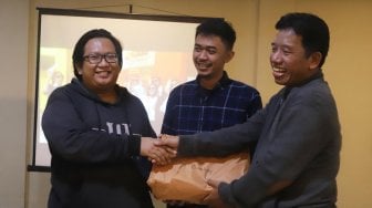 Pemimpin Redaksi Suara.com Suwarjono memberikan hadiah kepada karyawan Suara.com saat Gathering Arkadia Digital Media di Camp Hulu Cai, Ciawi, Bogor, Jawa Barat, Jumat (13/2/2019). [Suara.com/ Alfian Winanto]