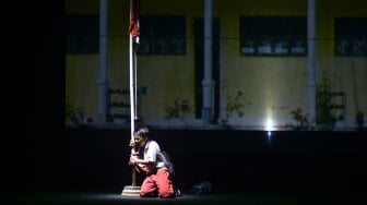 Pemain teater pelajar "Ukur" dari MTs NU Maslakul Falah membawakan lakon "Patriotisme" saat mengikuti Festival Teater Pelajar (FTP) di Kudus, Jawa Tengah, Sabtu (14/12). [ANTARA FOTO/Yusuf Nugroho]