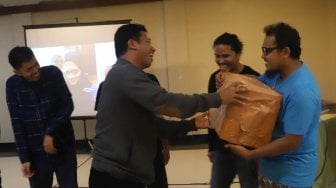 Pemimpin Redaksi Suara.com Suwarjono memberikan hadiah kepada karyawan Suara.com saat Gathering Arkadia Digital Media di Camp Hulu Cai, Ciawi, Bogor, Jawa Barat, Jumat (13/2/2019). [Suara.com/ Alfian Winanto]