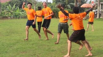 Suasana Gathering Arkadia Digital Media di Camp Hulu Cai, Ciawi, Bogor, Jawa Barat, Jumat (13/2/2019). [Suara.com/ Alfian Winanto]