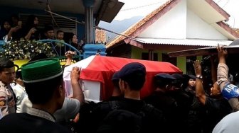 Kedatangan Jenazah Brimob yang Ditembak Teroris Usai Salat Disambut Tangis