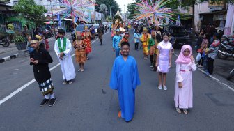 Sejumlah peserta anak-anak mengenakan kostum keberagaman agama dan budaya di Indonesia saat mengikui Salatiga Christmas Parade di Salatiga, Jawa Tengah, Sabtu (14/12). [ANTARA FOTO/Aloysius Jarot Nugroho]