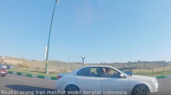 Dapat Sambutan Hangat, Reaksi Orang Iran saat Melihat Mobil Bernopol Indonesia Ini Bikin Tersentuh