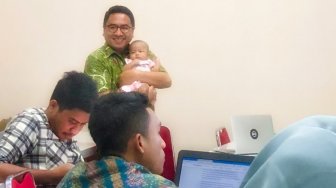 Mengajar Sambil Momong Bayi Mahasiswi, Kisah Dosen UGM Ini Viral