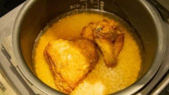 Bikin Ngiler, Viral Tren Membuat Nasi Dimasak Bareng Ayam Goreng KFC