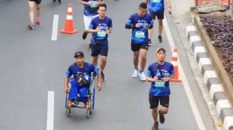 Peserta lari Disabilitas mengikuti BPJAMSOSTEK Relay Marathon 2019 di Epicentrum, Kuningan, Jakarta, Minggu (15/12). [Suara.com/Oke Atmaja]
