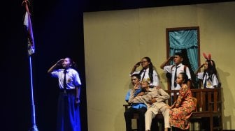 Pemain teater pelajar "Waringin" dari SMP 3 Dawe membawakan lakon "Patriotisme" saat mengikuti Festival Teater Pelajar (FTP) di Kudus, Jawa Tengah, Sabtu (14/12). [ANTARA FOTO/Yusuf Nugroho]