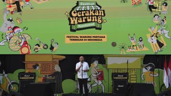 Menteri Koperasi dan Usaha Kecil dan Menengah Teten Masduki menyampaikan pidato di Festival Gerakan Warung Nasional (FGWN) di Lapangan Banteng, Jakarta (14/12). [ANTARA FOTO/Nova Wahyudi]