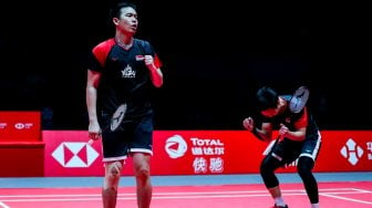 Ganda putra Indonesia Hendra Setiawan (kiri) dan Mohammad Ahsan (kanan) meluapkan kegembiraan usai mengalahkan ganda putra Jepang Hiroyuki Endo dan Yuta Watanabe pada final BWF World Tour Finals 2019 di Tianhe Gymnasium, Guangzhou, China, Minggu (15/12). [ANTARA FOTO/Bimo - Humas PBSI]