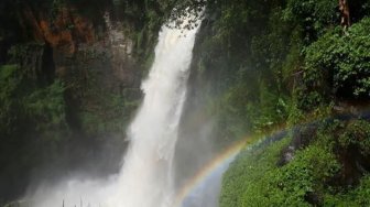 Cantiknya Air Terjun Telun Berasap, Spot Berburu Pelangi di Kerinci