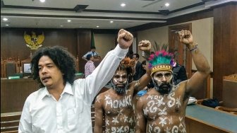 Sidang Dakwaan Pengibaran Bintang Kejora, Tapol Papua Pakai Pakaian Adat