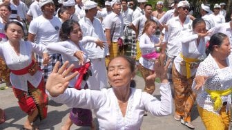 Sejumlah warga menari dalam kondisi kesurupan saat upacara "Nangluk Merana" atau tolak bala di Desa Adat Kuta, Badung, Bali, Senin (16/12). [ANTARA FOTO/Nyoman Hendra Wibowo]