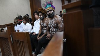 Enam terdakwa kasus makar menunggu dimulainya sidang di Pengadilan Negeri Jakarta Pusat, Jakarta, Senin (16/12). [ANTARA FOTO/Aditya Pradana Putra]