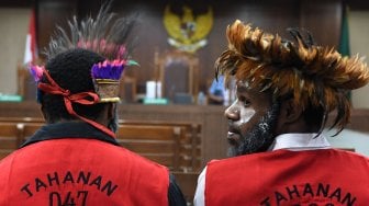 Terdakwa kasus makar Dano Tabuni (kiri) dan Ambrosius Mulait menunggu dimulainya sidang di Pengadilan Negeri Jakarta Pusat, Jakarta, Senin (16/12). [ANTARA FOTO/Aditya Pradana Putra]