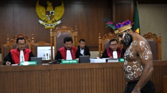 Salah satu terdakwa kasus makar Dano Tabuni (kanan) bersiap mengikuti sidang di Pengadilan Negeri Jakarta Pusat, Jakarta, Senin (16/12). [ANTARA FOTO/Aditya Pradana Putra]