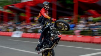 Keseimbangannya Mantap, Kemampuan Orang ini Lakukan Wheelie Bikin Kaget