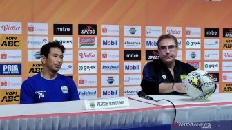 Robert Tetap Ingin Persib Penuhi Target Finis Lima Besar