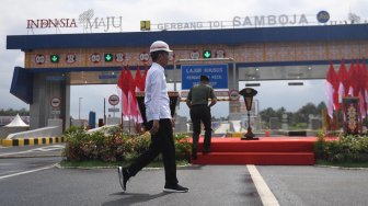 Presiden Joko Widodo meresmikan Jalan Tol Balikpapan-Samarinda seksi 2,3 dan 4 di Samboja, Kutai Kartanegara, Kalimantan Timur, Selasa (17/12).[ANTARA FOTO/Akbar Nugroho Gumay]