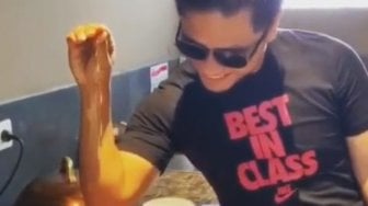 Gokil, Memasak Daging, Gus Miftah Tabur Garam ala Chef Salt Bae