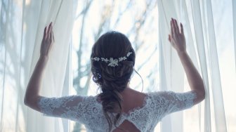 Panen Hujatan, Wanita Ini Pakai Gaun Pengantin di Pernikahan Anak Tirinya