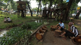 Sejumlah warga beraktivitas di Taman Tomang Rawa Kepa, Jakarta Barat, Rabu (18/12).[Suara.com/Angga Budhiyanto]