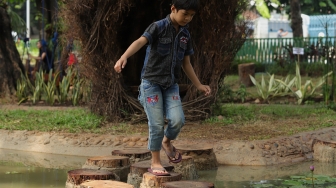 Sejumlah warga beraktivitas di Taman Tomang Rawa Kepa, Jakarta Barat, Rabu (18/12).[Suara.com/Angga Budhiyanto]