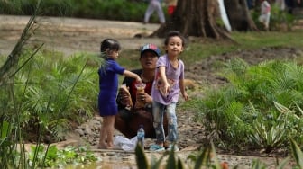 Sejumlah warga beraktivitas di Taman Tomang Rawa Kepa, Jakarta Barat, Rabu (18/12).[Suara.com/Angga Budhiyanto]