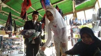 Salut, Usai Ijab Pengantin Baru di Kulon Progo Ini Sedekah Sandal ke Masjid