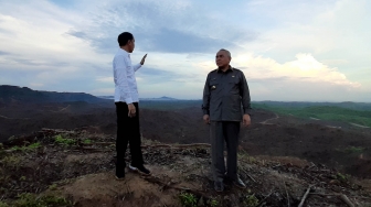 Presiden Joko Widodo (kiri) berbincang dengan Gubernur Kalimantan Timur Isran Noor (kanan) saat meninjau lokasi rencana ibu kota baru di Sepaku, Penajam Paser Utara, Kalimantan Timur, Selasa (17/12). [Suara.com/Ummy Hadyah Saleh]