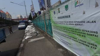 Personel Satuan Polisi Pamong Praja (Satpol PP) berjaga di trotoar Jalan Stasiun Pasar Senen, Jakarta Pusat, Rabu (18/12). [Suara.com/Angga Budhiyanto]