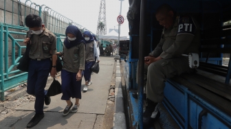 Personel Satuan Polisi Pamong Praja (Satpol PP) berjaga di trotoar Jalan Stasiun Pasar Senen, Jakarta Pusat, Rabu (18/12). [Suara.com/Angga Budhiyanto]