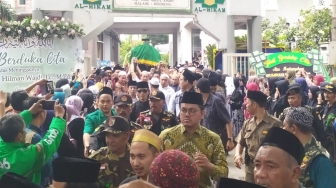 Ribuan Orang Antarkan Jenazah Putra Almarhum KH Hasyim Muzadi ke Pemakaman