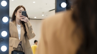 Eksis di Medsos, Ini 4 Tips OOTD Mirror Selfie Supaya Makin Fashionable
