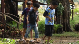 Sejumlah warga beraktivitas di Taman Tomang Rawa Kepa, Jakarta Barat, Rabu (18/12).[Suara.com/Angga Budhiyanto]