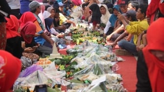 Ribuan Warga Purbalingga Perebutkan 189 Tumpeng, Ludes dalam Waktu 10 Menit