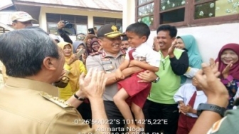 Kapolda Riau Salurkan Bantuan Bagi Korban Banjir di Kuansing
