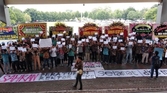 HUT ke-70 UGM, Mahasiswa Desak Rektor Sahkan Peraturan Kekerasan Seksual