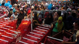 Pembeli berebut masuk ke dalam salah satu tempat perbelanjaan yang menawarkan diskon akhir tahun di Desa Singkil, Kabupaten Tegal, Jawa Tengah, Kamis (19/12). [ANTARA FOTO/Oky Lukmansyah]