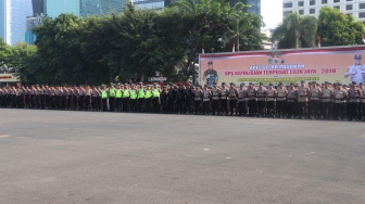 Anggota kepolisian dan TNI mengikuti apel gabungan operasi Lilin Jaya 2019 di Lapangan Promoter Ditlantas Polda Metro Jaya, Kamis (19/12).  [Suara.com/Alfian Winanto]
