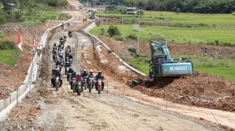 Presiden Joko Widodo mengendarai motor Copper melintasi jalan Trans Kalimantan di Kecamatan Krayan, Kabupaten Nunukan, Kalimantan Utara, Kamis (19/12). [ANTARA FOTO/Puspa Perwitasari]