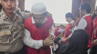 Terdakwa kasus penyalahgunaan narkoba Zul Zivilia bersiap untuk menjalani sidang vonis di Pengadilan Negeri Jakarta Utara, Rabu (18/12). [ANTARA FOTO/Galih Pradipta]
]