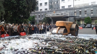 Polda Metro Musnahkan 2 Kuintal Ganja dan Ribuan Botol Miras Hasil Operasi