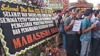 Bernada Sindiran, Ini Karangan Bunga Saat Lustrum XIV UGM dari Mahasiswa