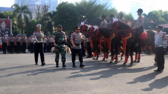 Kapolda Metro Jaya Irjen Pol Gatot Eddy Pramono bersama Pangdam Jaya/Jayakarta Mayjen TNI Eko Margiyono  memeriksa pasukan dalam apel gelar pasukan Ops Kepolisian Terpusat Lilin Jaya 2019 di Lapangan Polda Metro Jaya, Jakarta, Kamis (19/12). [Suara.com/Alfian Winanto]

