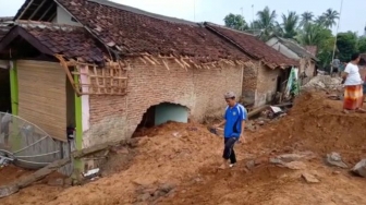 TPT di Labuan Pandeglang Ambrol Timpa Tiga Rumah Warga