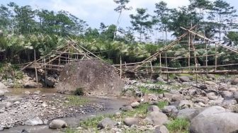 Warga Perbatasan Banjarnegara-Wonosobo Bertaruh Nyawa Lewati Jembatan Bambu