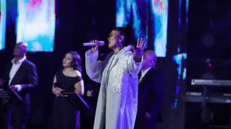 Agnez Mo tampil memukau pada gelaran konser bertajuk 'Agnez Mo Christmas Concert The Greatest Love' di Studio Emtek City, Jakarta Barat, Kamis (19/12).  [Suara.com/Angga Budhiyanto]