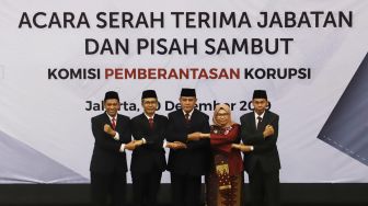 Ketua KPK Firli Bahuri (tengah) bersama Wakil Ketua KPK Alexander Marwata, Lili Pintauli Siregar, Nawawi Pomolango dan Nurul Ghufron saat serah terima jabatan Pimpinan dan Dewan Pengawas KPK di gedung KPK, Jakarta, Jumat (20/12). [Suara.com/Alfian Winanto]
