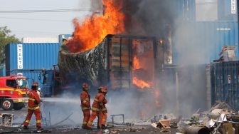 Mengerikan! Truk Kontainer Meledak dan Terbakar Begini Penampaknya